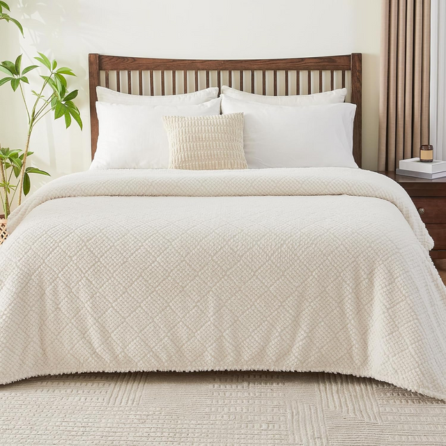 Fleece Blanket, 3D Jacquard Throw Blanket for Couch and Bed, Soft Cozy and Fluffy Blankets Lightweight Luxury Flannel with Waffle Design (Ivory)