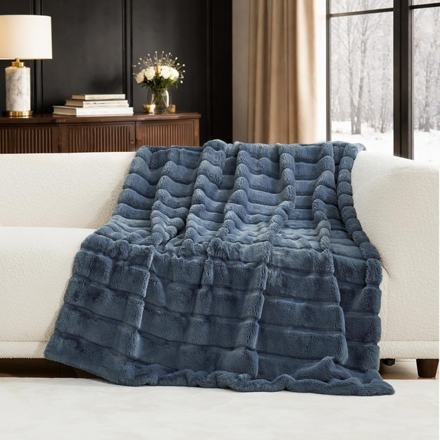 Luxury Plush Quilted Throw Blanket – Ultra Soft Thick Solid Color Sofa Blanket, Cozy Warm Throw for Couch & Bed, All-Season, OEM Custom Size Manufacturer