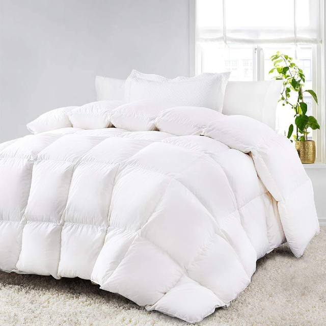 Wholesale Luxury Quilted Ultra Soft Cheap Comforter Hotel Warm Winter Microfiber Quilt